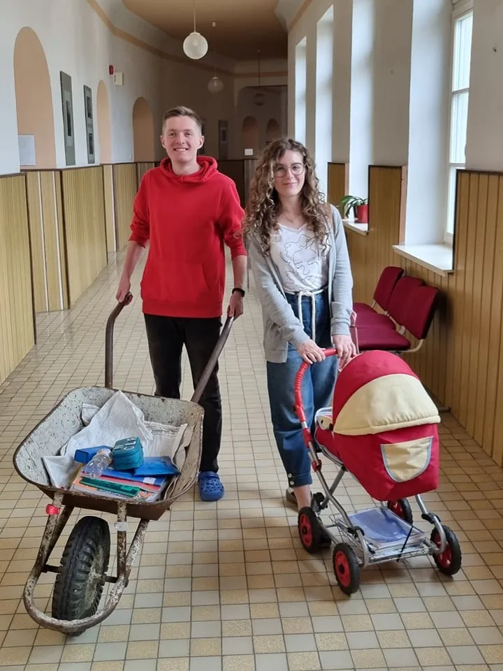 Den bez tašek. Studenti Slovanského gymnázia vyrazili do školy bez školních batohů