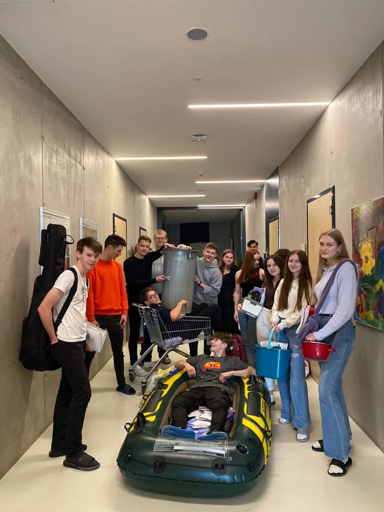 Den bez tašek. Studenti Slovanského gymnázia vyrazili do školy bez školních batohů