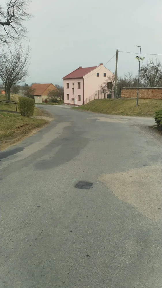 Geodeti mapují silnice v kraji. Značky někdo přemalovává černou barvou, možná kvůli válce na Ukrajině