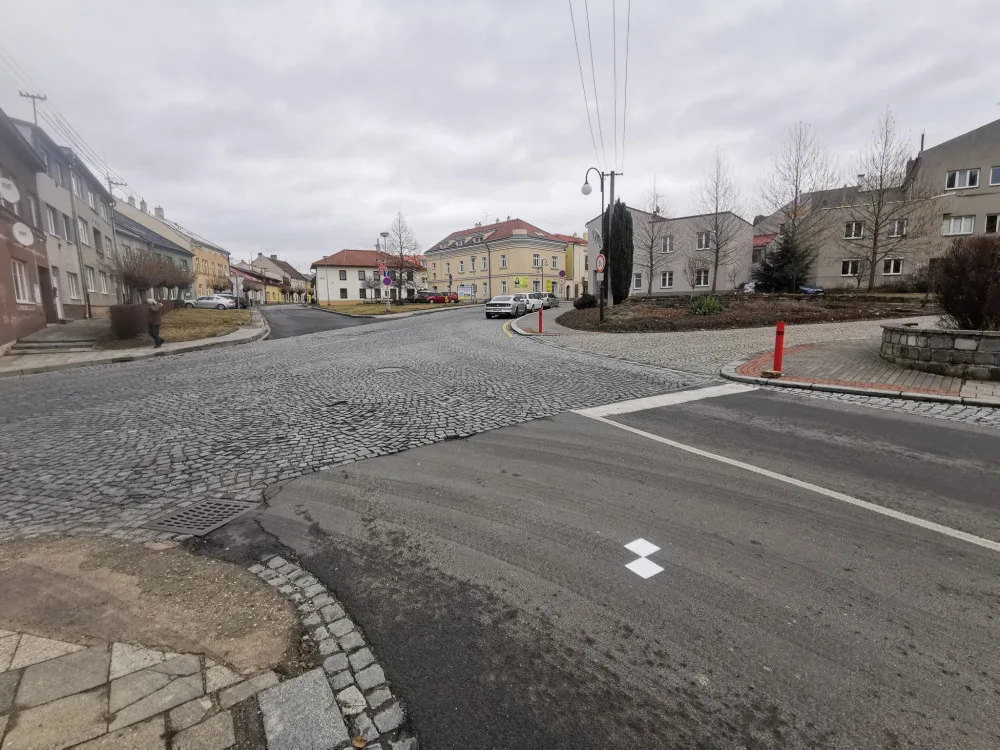 Geodeti mapují silnice v kraji. Značky někdo přemalovává černou barvou, možná kvůli válce na Ukrajině