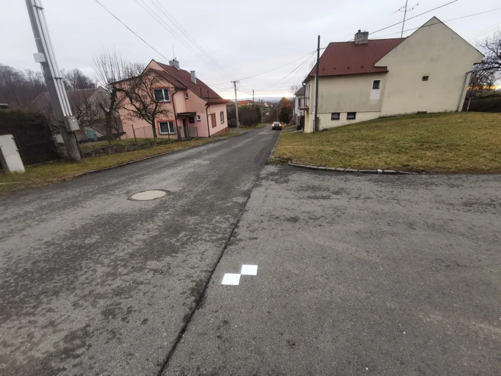 Geodeti mapují silnice v kraji. Značky někdo přemalovává černou barvou, možná kvůli válce na Ukrajině