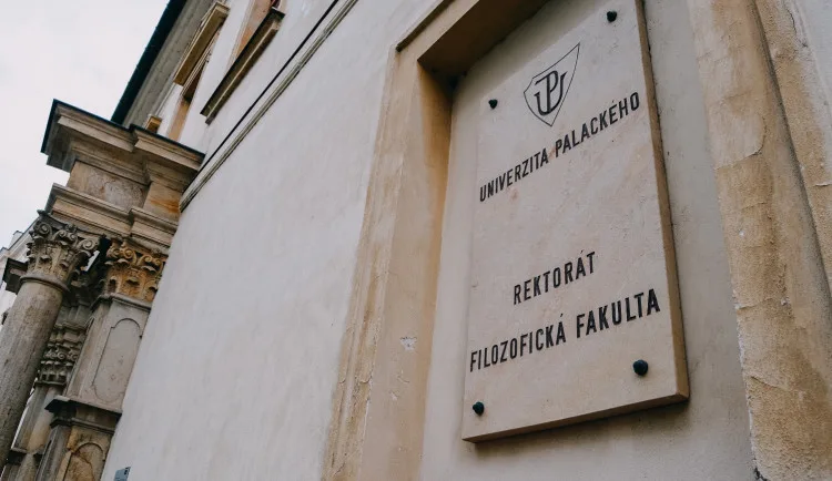 Univerzita Palackého na hodinu propustila pedagoga, byl podezřelý z šikany studentů