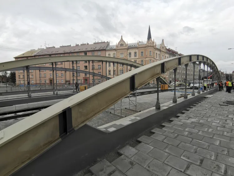 Most na olomoucké Masarykově třídě je před dokončením