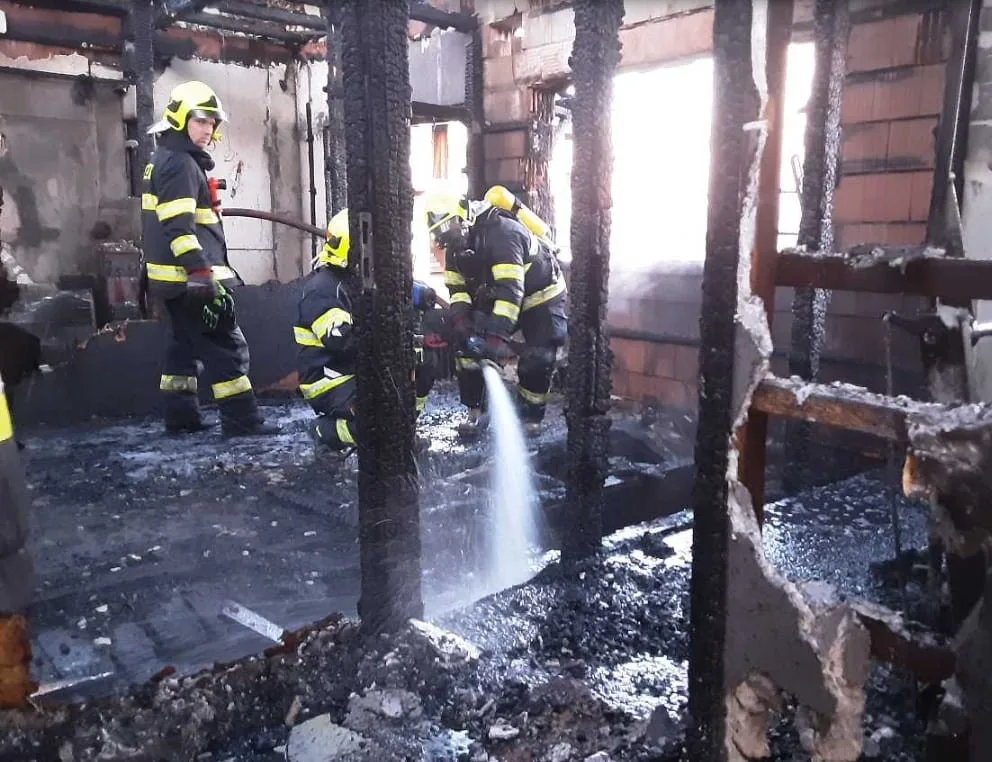 Rozsáhlý požár v Lošticích likvidovaly čtyři jednotky hasičů. Zásah brzdila padající dřevěná konstrukce
