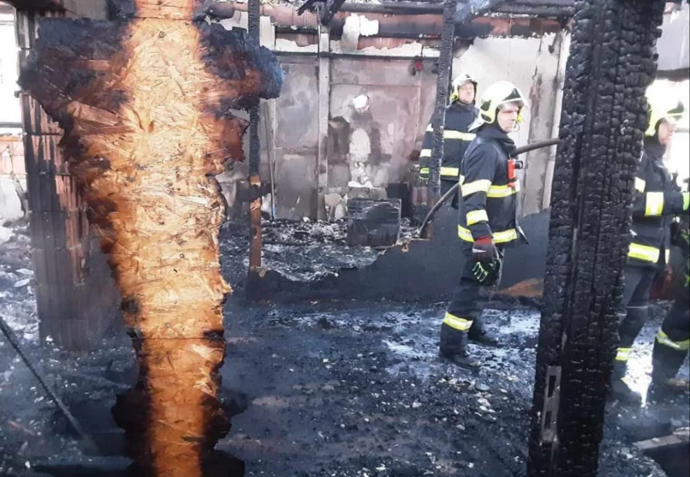 Rozsáhlý požár v Lošticích likvidovaly čtyři jednotky hasičů. Zásah brzdila padající dřevěná konstrukce