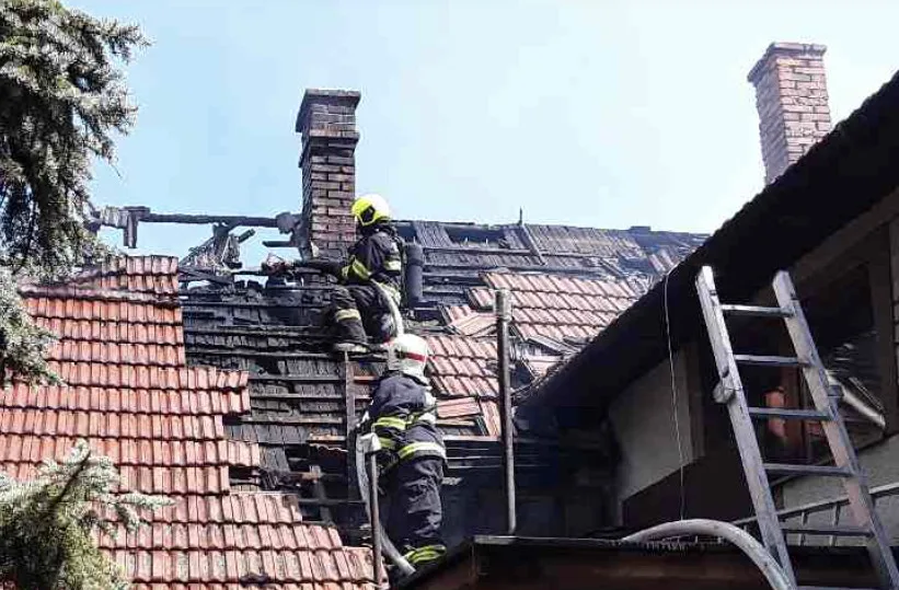 Hasiči bojovali s rozsáhlým požárem budov na Hranicku. Kouř byl vidět z velké dálky