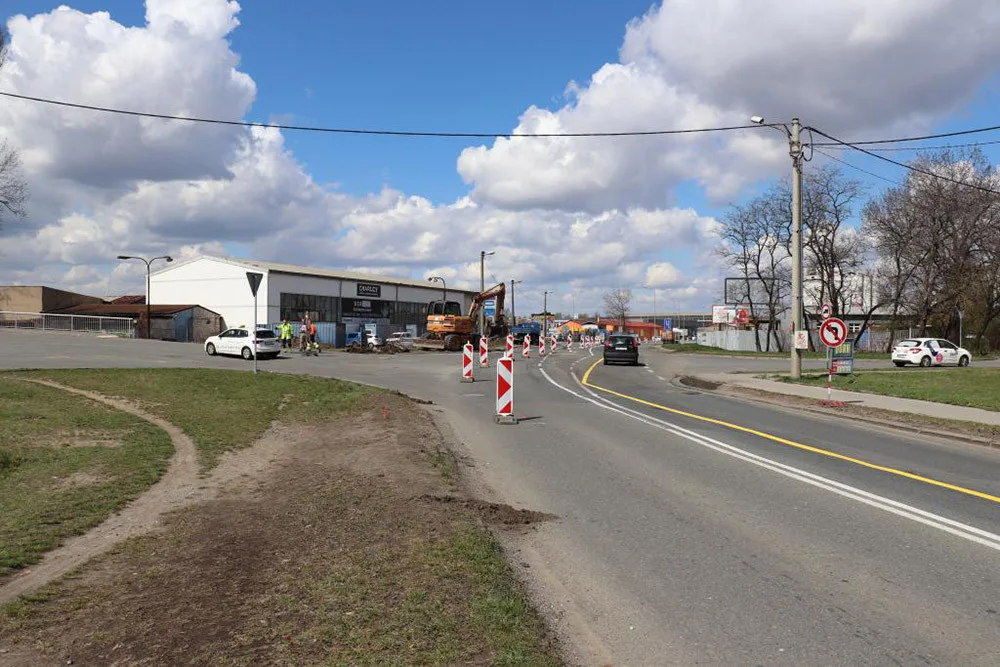 Kruhový objezd má vyřešit problematický průjezd křižovatkou ulic Dluhonská, Polní a Tržní
