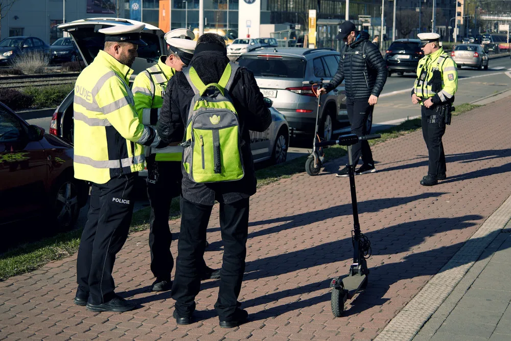 S příchodem jara se policisté zaměřili na kontrolu koloběžek. Na chodník nesmí, varují