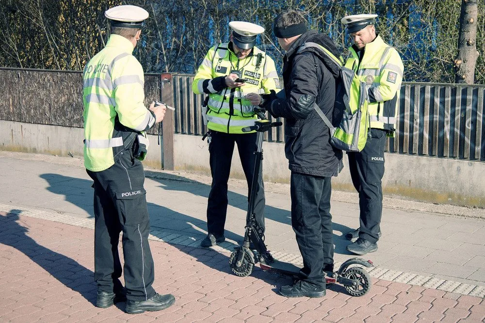 S příchodem jara se policisté zaměřili na kontrolu koloběžek. Na chodník nesmí, varují