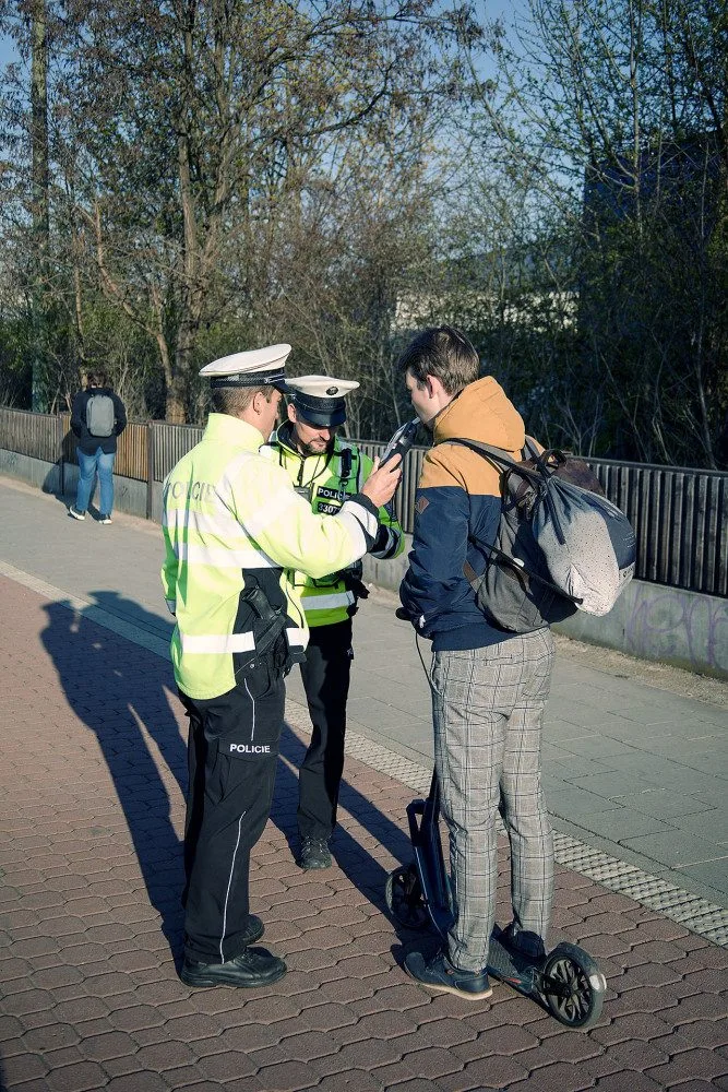 S příchodem jara se policisté zaměřili na kontrolu koloběžek. Na chodník nesmí, varují