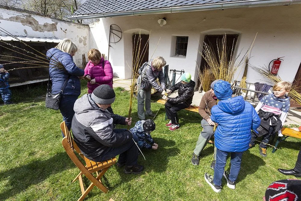 Pletení pomlázky v Hanáckém muzeu v Příkazích u Olomouce