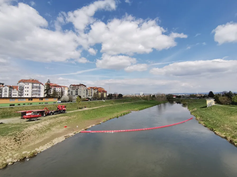 Hasiči v Olomouci zachycují zbytky barvy v řece Moravě