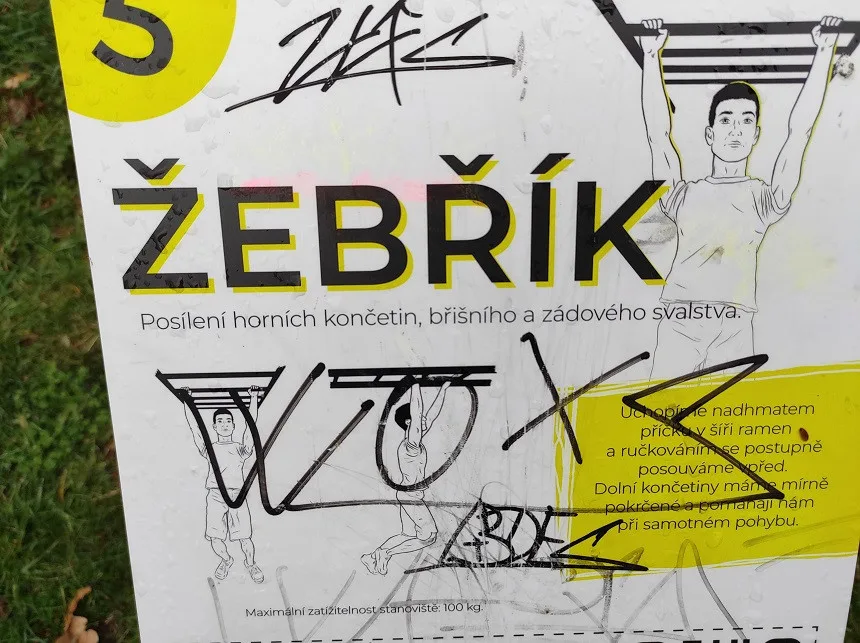 Vandalové pomalovali sportovní hřiště na Šternbersku. Škoda je přes sto tisíc korun