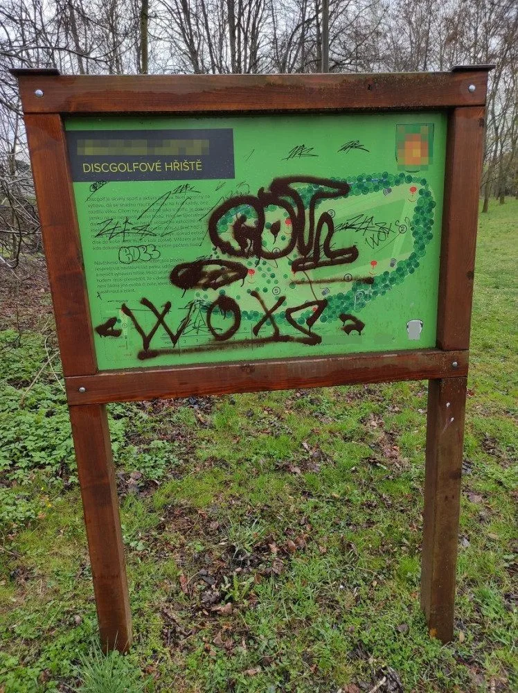 Vandalové pomalovali sportovní hřiště na Šternbersku. Škoda je přes sto tisíc korun