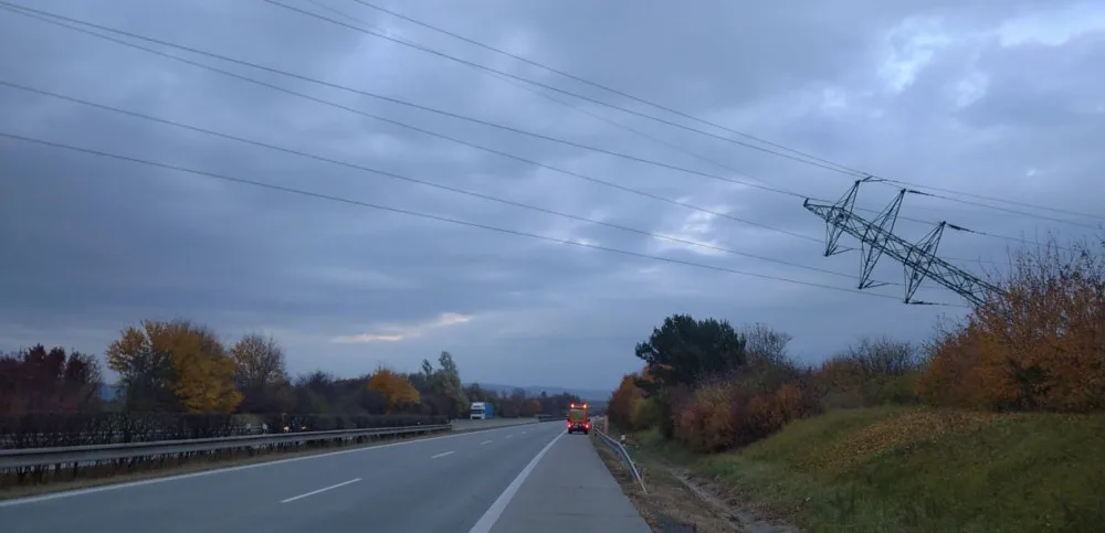 Traktorista, který u D35 narazil do sloupu a na hodiny zablokoval dálnici, udělal přestupek