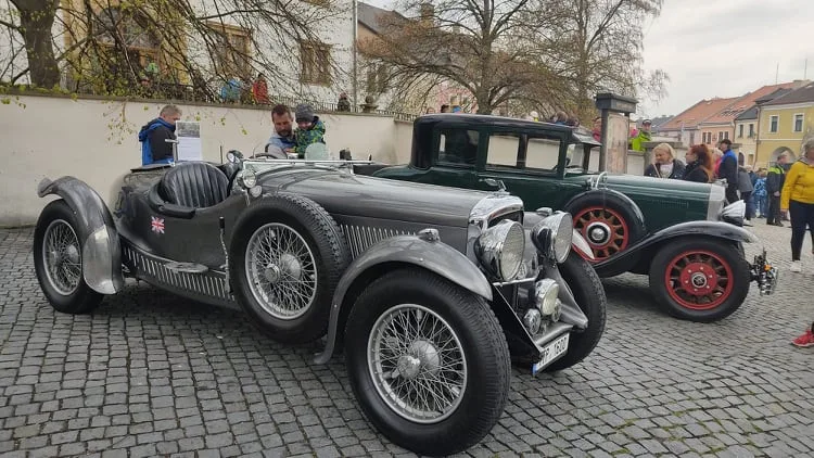 FOTOGALERIE: Přes stovku veteránů se ve spanilé jízdě vydalo z Přerova na Helfštýn