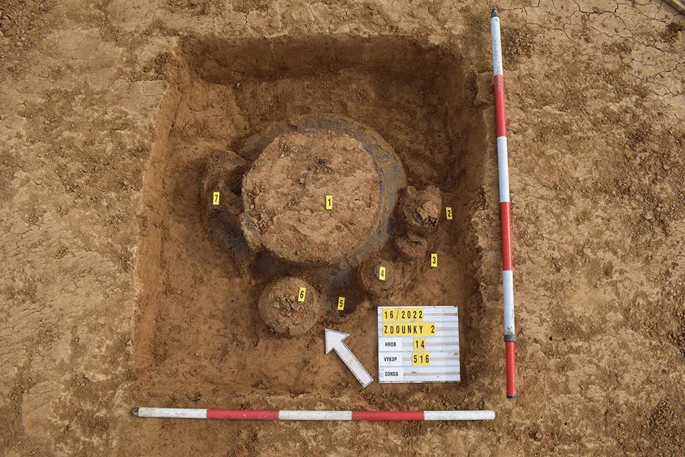 Archeologové z Olomouce nalezli pohřebiště z doby bronzové. Místo skrývalo i zlatý šperk
