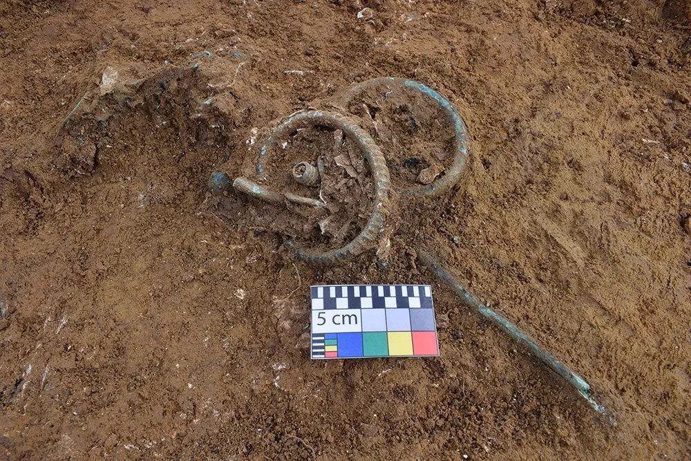 Archeologové z Olomouce nalezli pohřebiště z doby bronzové. Místo skrývalo i zlatý šperk