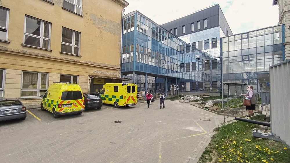 Postranní vchod do modrého monobloku směřující k urgentnímu příjmu bude ve fakultní nemocnici několik měsíců uzavřen