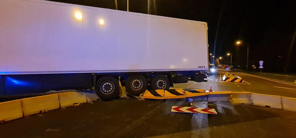 Průjezd novým kruhovým objezdem v Přerově zkomplikovala večer dopravní nehoda