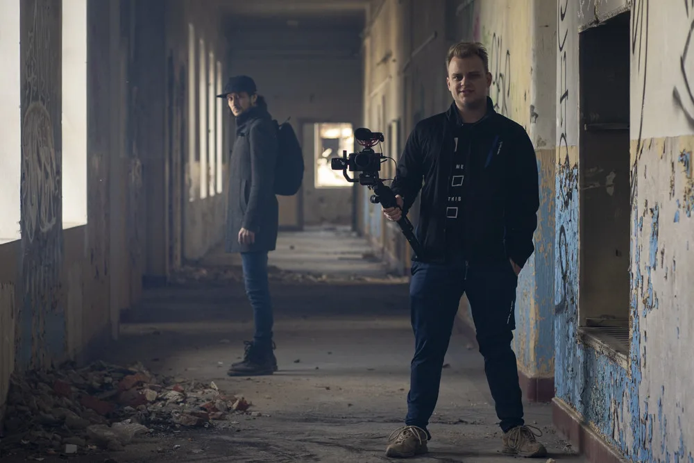 Marek Pešl (vpravo) a Jakub Plánka se kromě práce v divadle věnují i natáčení krátkých filmů