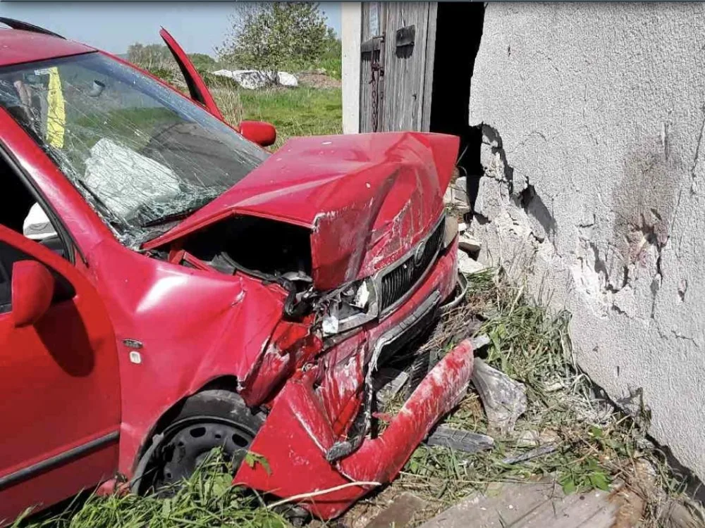 Tragická nehoda na Hranicku. Osmapadesátiletý řidič zemřel po nárazu do budovy
