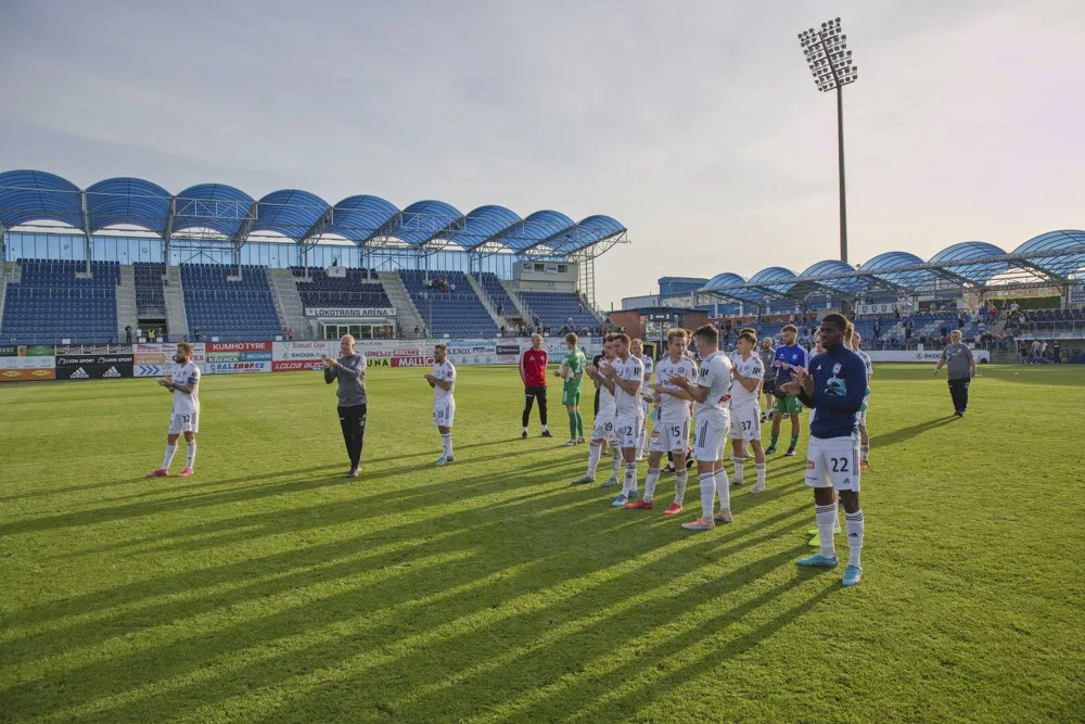 Fotbalisté Sigmy po utkání v Mladé Boleslavi děkují fanouškům za podporu