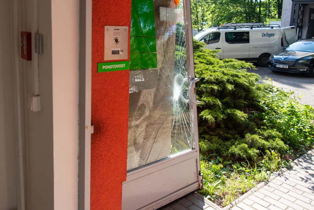 Agresivní pacient v noci vyděsil sestru na zubní pohotovosti v Olomouci. Ve vzteku rozmlátil dveře