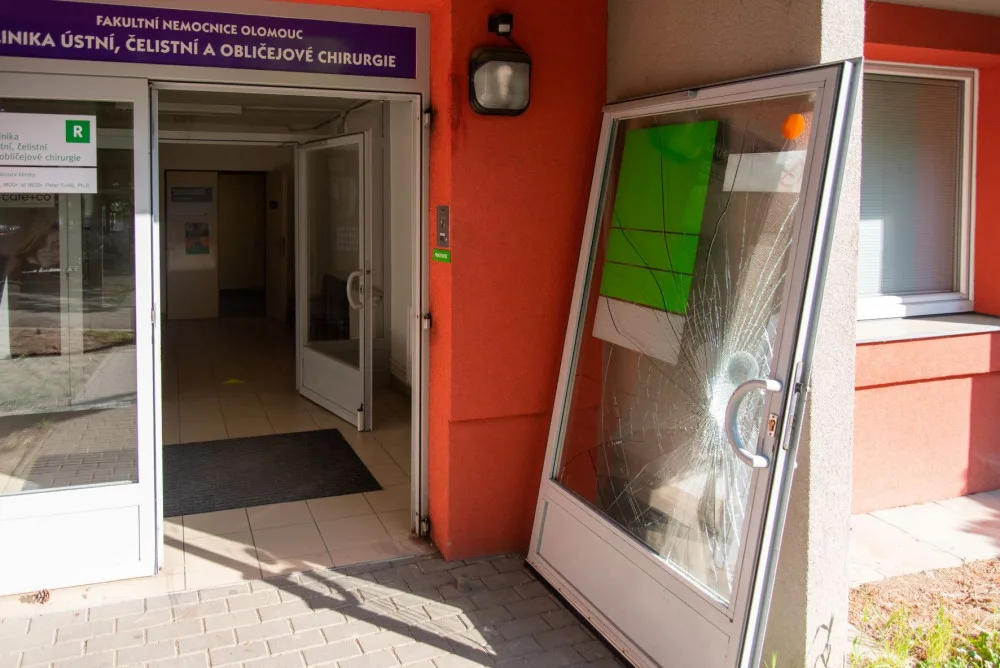 Agresivní pacient v noci vyděsil sestru na zubní pohotovosti v Olomouci. Ve vzteku rozmlátil dveře
