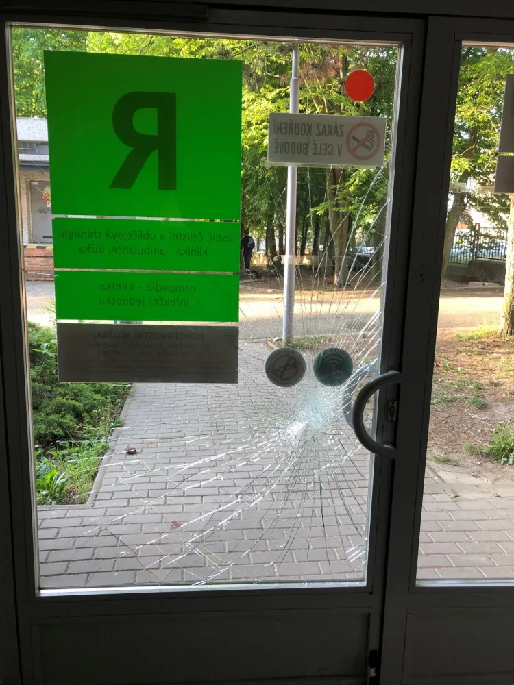 Agresivní pacient v noci vyděsil sestru na zubní pohotovosti v Olomouci. Ve vzteku rozmlátil dveře