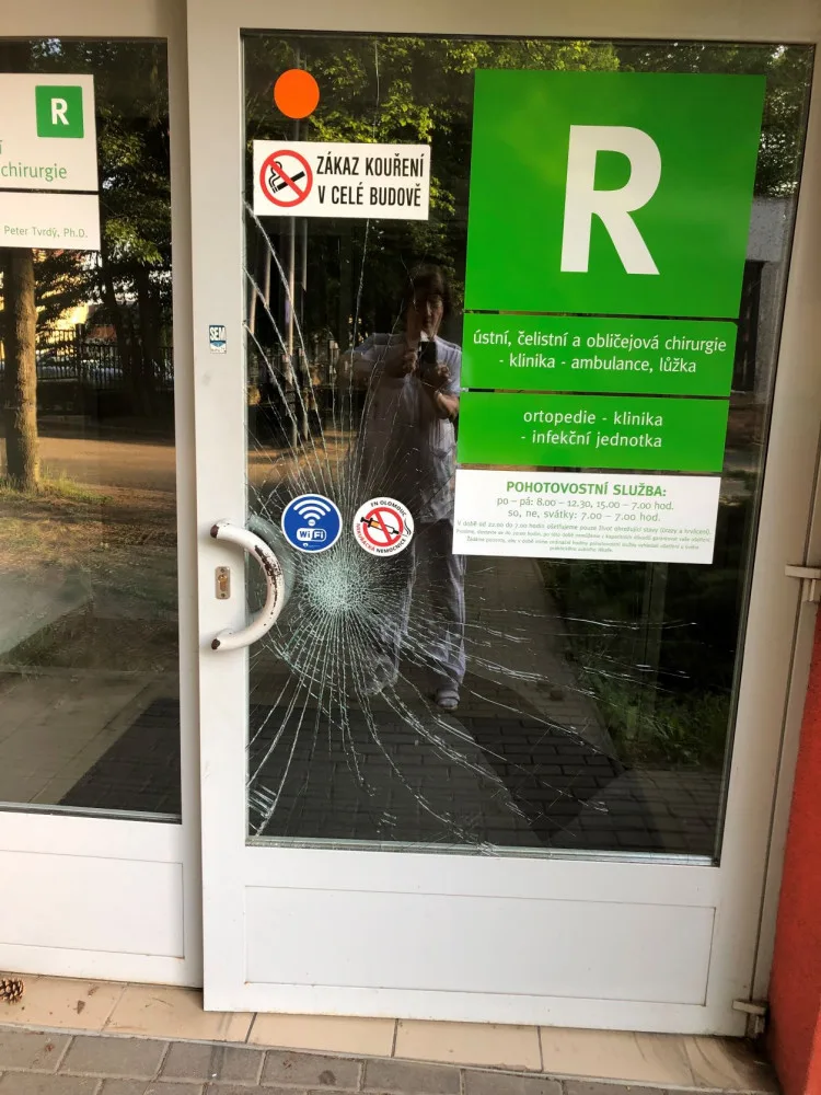 Agresivní pacient v noci vyděsil sestru na zubní pohotovosti v Olomouci. Ve vzteku rozmlátil dveře