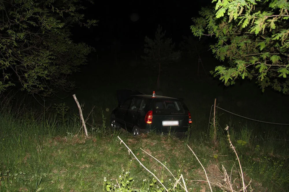 Pronásledovaný řidič skončil s autem mimo silnici