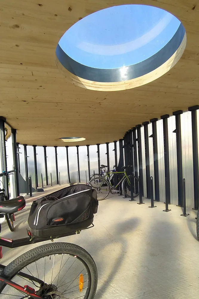 Designová úschovna bicyklů už slouží zaměstnancům FN Olomouc. Připomíná článek řetězu