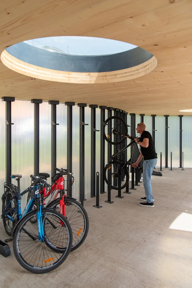 Designová úschovna bicyklů už slouží zaměstnancům FN Olomouc. Připomíná článek řetězu