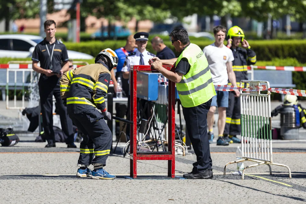 FOTO: Hasiči obsadili olomoucké přednádraží. V nejtvrdší soutěži padl rekord trati