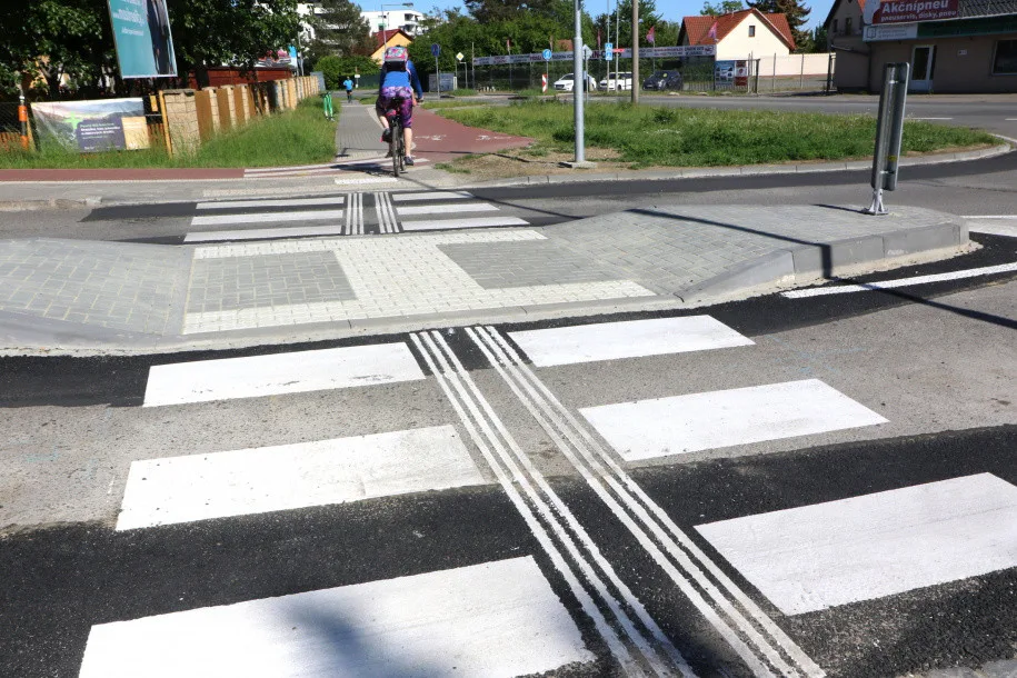 Na rozhraní městských částí Povel a Slavonín je nový přechod pro chodce. Přišel na 650 tisíc korun