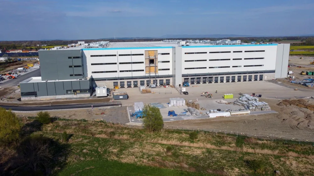 FOTO: Amazon staví v Kojetína obří solární elektrárnu. Firma je největším spotřebitel zelené energie na světě