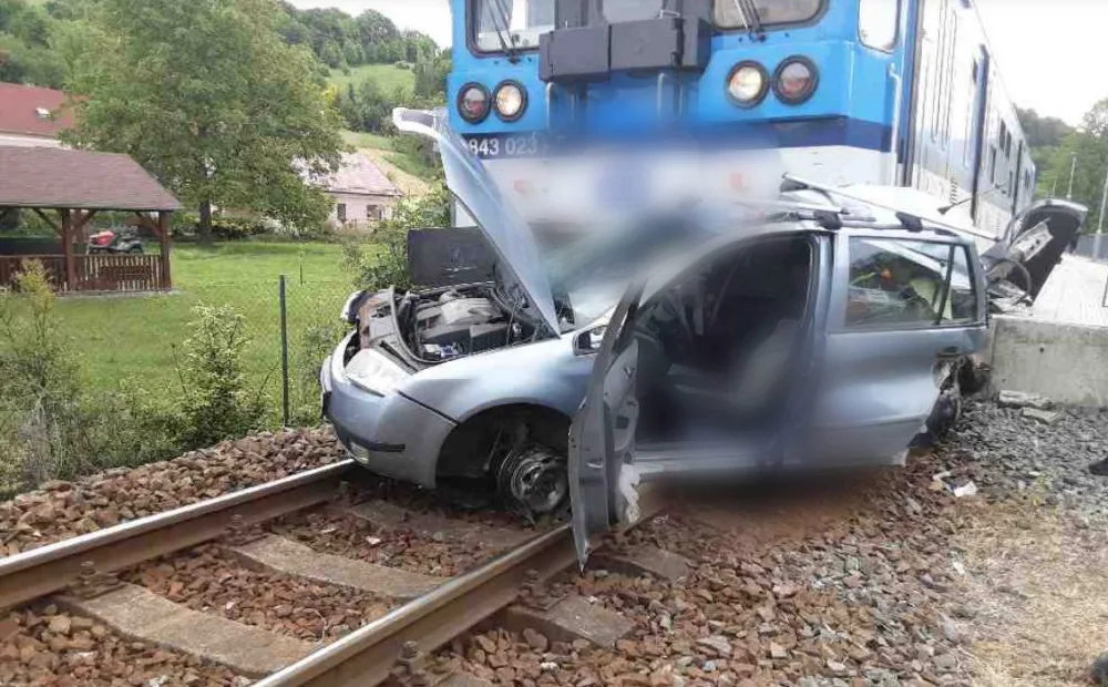 Na přejezdu v Hlubočkách se srazil rychlík s osobním autem. Zranil se řidič vozu