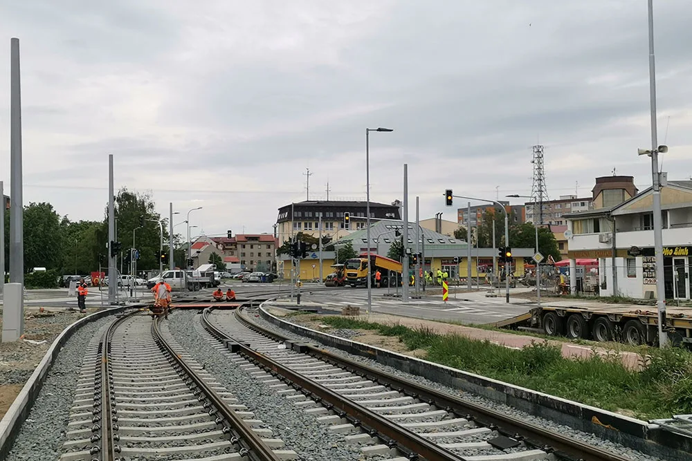 Křižovatka na Schweitzerově je před otevřením. Rozruch vzbudily provizorní cyklostezky
