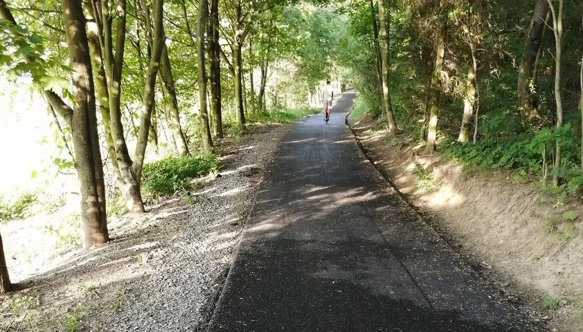 U Plumlovské přehrady vyrostla další část cyklostezky. Některým lidem se nelíbí asfalt v lese