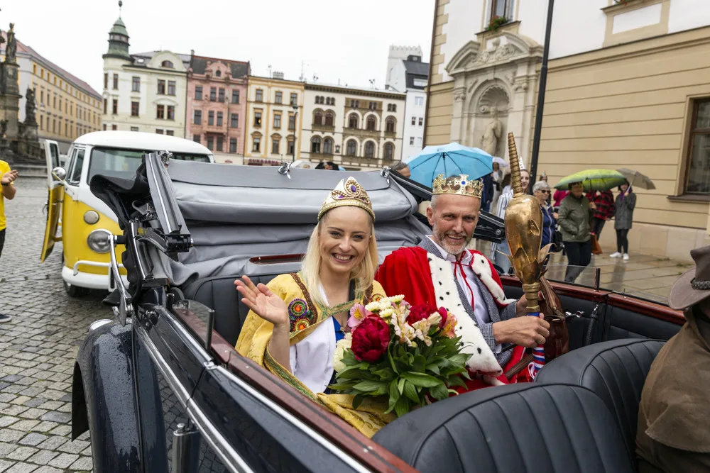 Královna olomouckého majálesu Kristýna Coufalová a král Jan Tománek