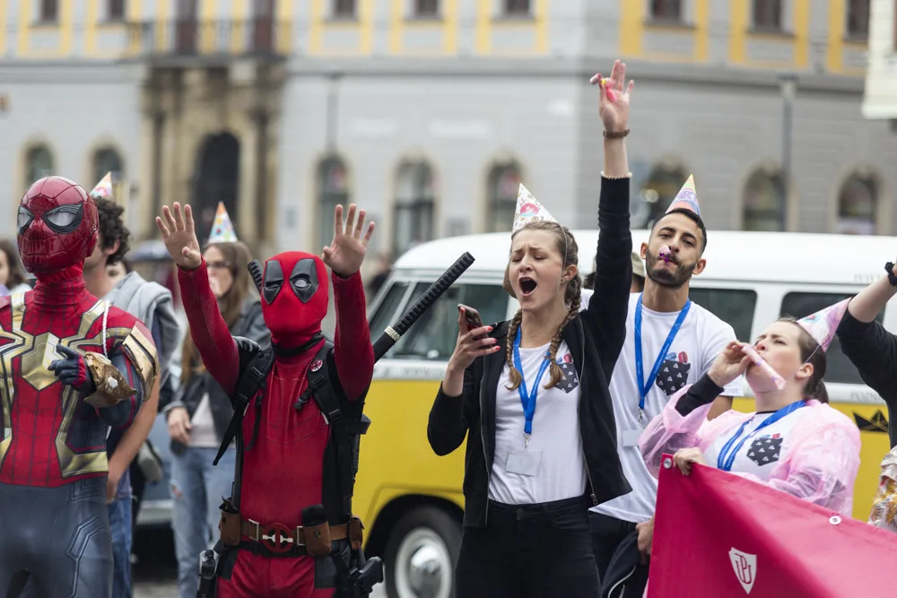 FOTOGALERIE: Bujarý majálesový průvod prošel Olomoucí. Studentům kralují hvězdy Stardance