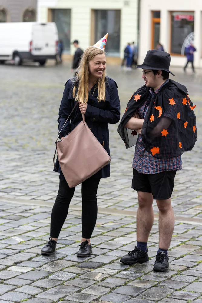 FOTOGALERIE: Bujarý majálesový průvod prošel Olomoucí. Studentům kralují hvězdy Stardance