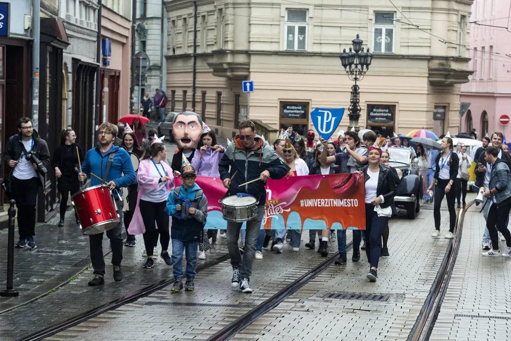 FOTOGALERIE: Bujarý majálesový průvod prošel Olomoucí. Studentům kralují hvězdy Stardance