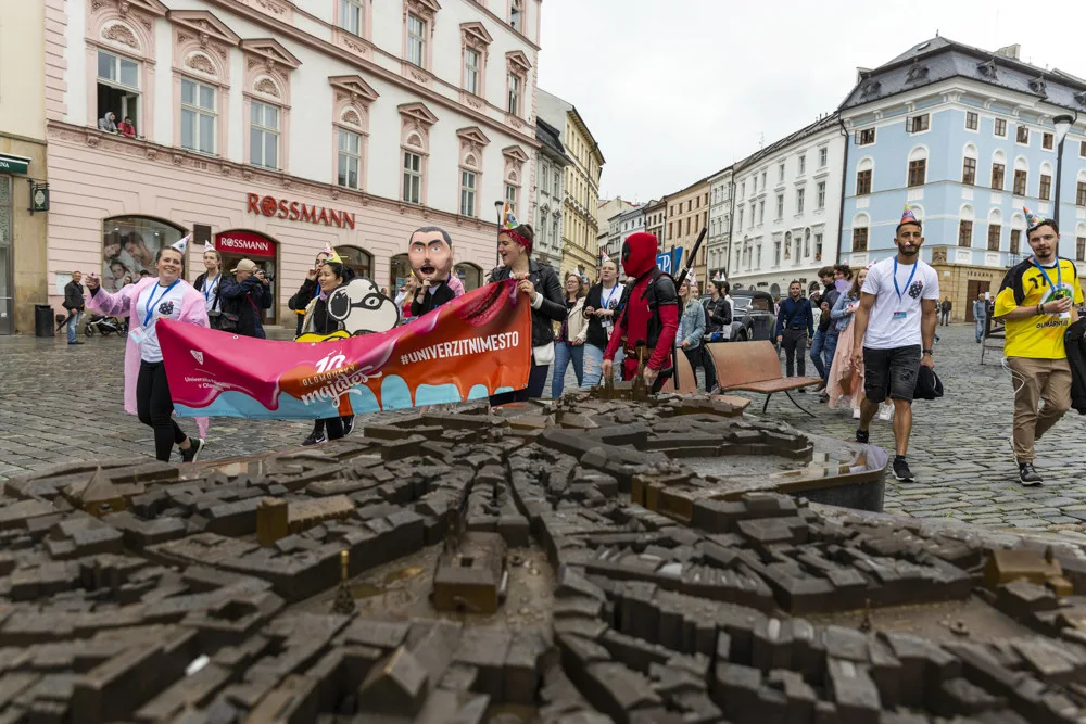 FOTOGALERIE: Bujarý majálesový průvod prošel Olomoucí. Studentům kralují hvězdy Stardance