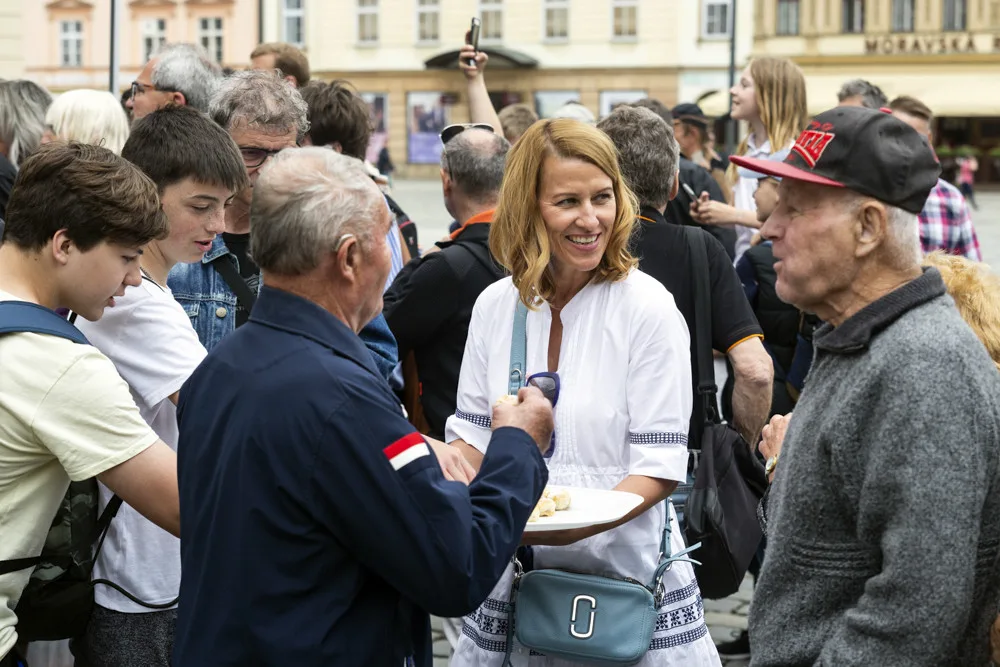 S obytňákem dorazil Babiš i před olomouckou radnici. Kritizoval vládu i guvernéra ČNB