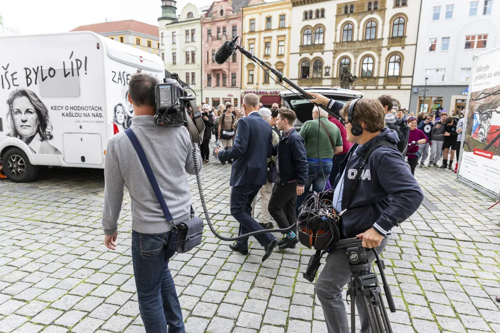S obytňákem dorazil Babiš i před olomouckou radnici. Kritizoval vládu i guvernéra ČNB