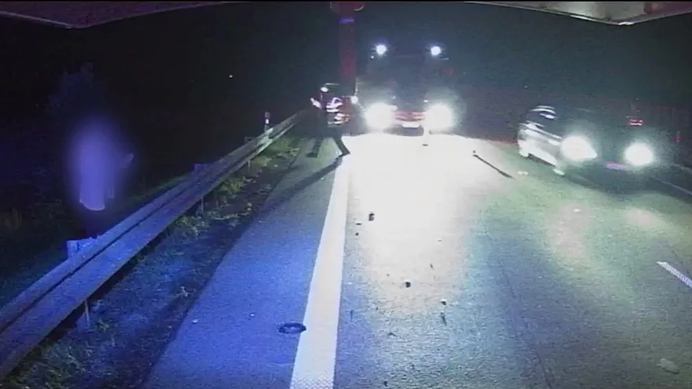 VIDEO: Kousek od tragédie. Policistu málem srazil na dálnici autobus, od nehody pak ujel