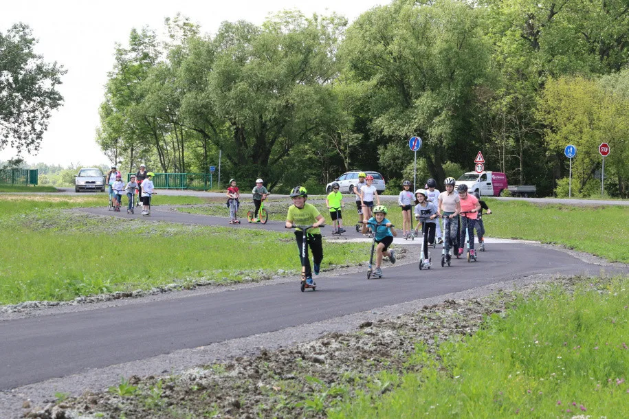 Z Holického lesa vede nový úsek cyklostezky. Kolařům zkrátí pobyt na frekventované silnici