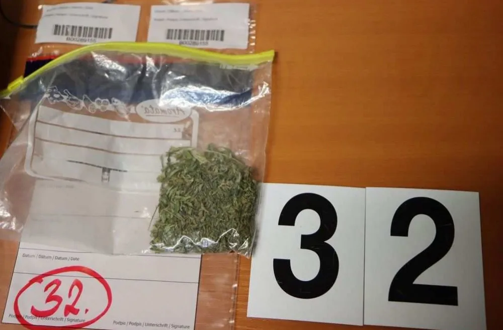 Ozbrojený dealer drog na sebe v Olomouci upozornil poznávací značkou z kusu kartronu